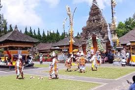 Read more about the article Menyaksikan Kecak di Pura Uluwatu Bali: Pengalaman yang Tak Akan Terlupakan